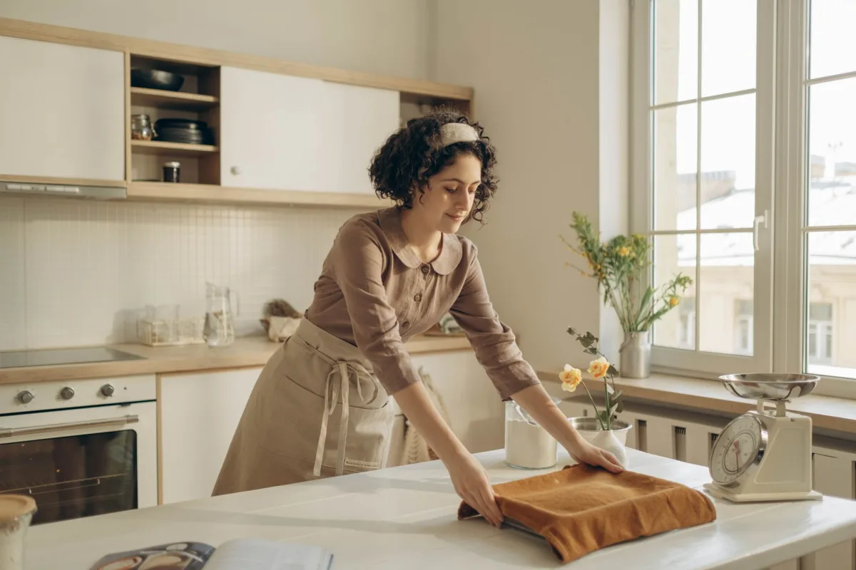 Balance de cuisine numérique affichant 30 grammes, coupelle en céramique d'amandes et de cerneaux de noix posée dessus