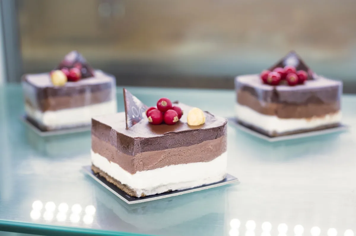 Verrines de mousse au chocolat et aux noisettes décorées de noisettes concassées