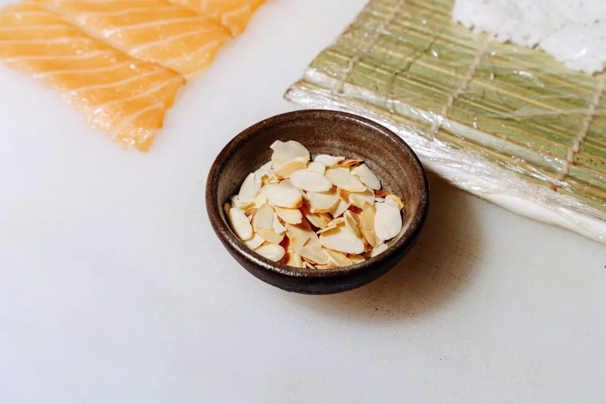 Ingrédients du riz au lait aux amandes pesés : riz rond, lait entier, poudre d'amandes, amandes effilées et gousse de vanille