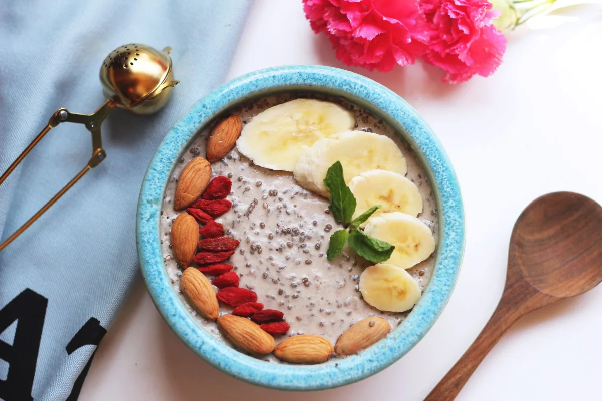 Ramequin de riz au lait aux amandes surmonté d'amandes effilées grillées